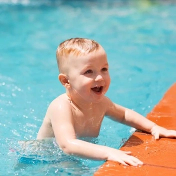 Chlorine-free water treatment system for pools